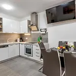 Lana Apartment *